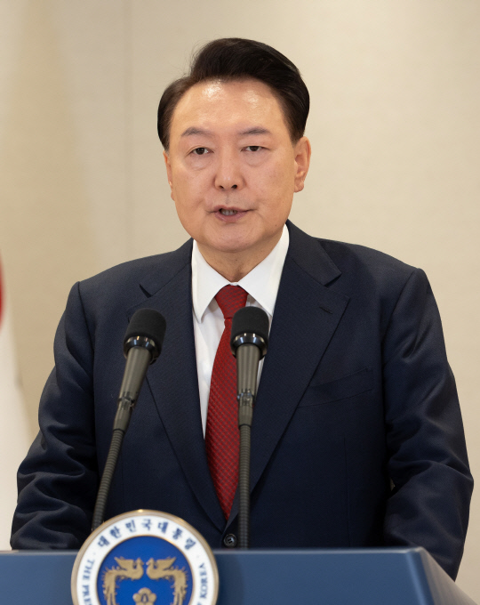 윤석열 대통령이 12일 대통령실에서 대국민 담화를 하고 있다.[대통령실 제공]